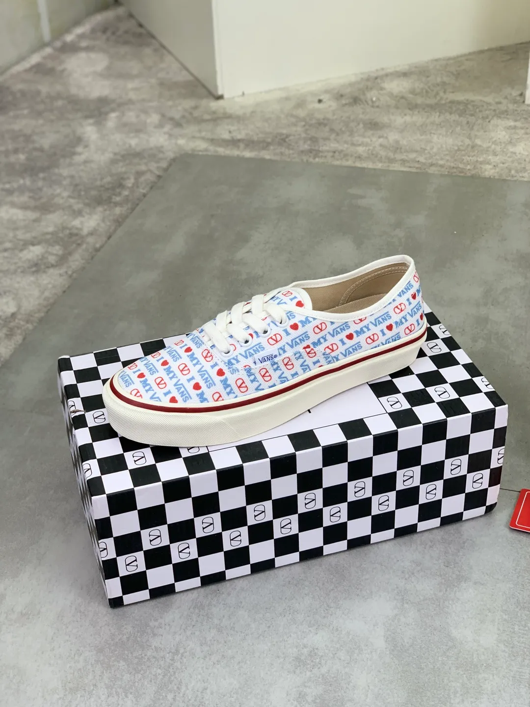 Men's shoes 💰P460 New Valentino❌Wans co-branded Valentino and Vans release new co-branded sneakers, integrating Valentino's Italian high-definition aesthetics and Vans's free and authentic spirit, giving classic shoes a personality that spans the ages. Many stars - Jolin Tsai. Yang Zi. Liu Wen. Ma Baiquan. Choi Soobin. freen. Song Zuer. JJ Lin. zel. Cecilia Cheung. shark. Xin Yunlai...Same style. Female model: 35-42 (41.42 is custom-made and non-refundable) Men's model: 39-46 (45.46 is custom-made and non-refundable)